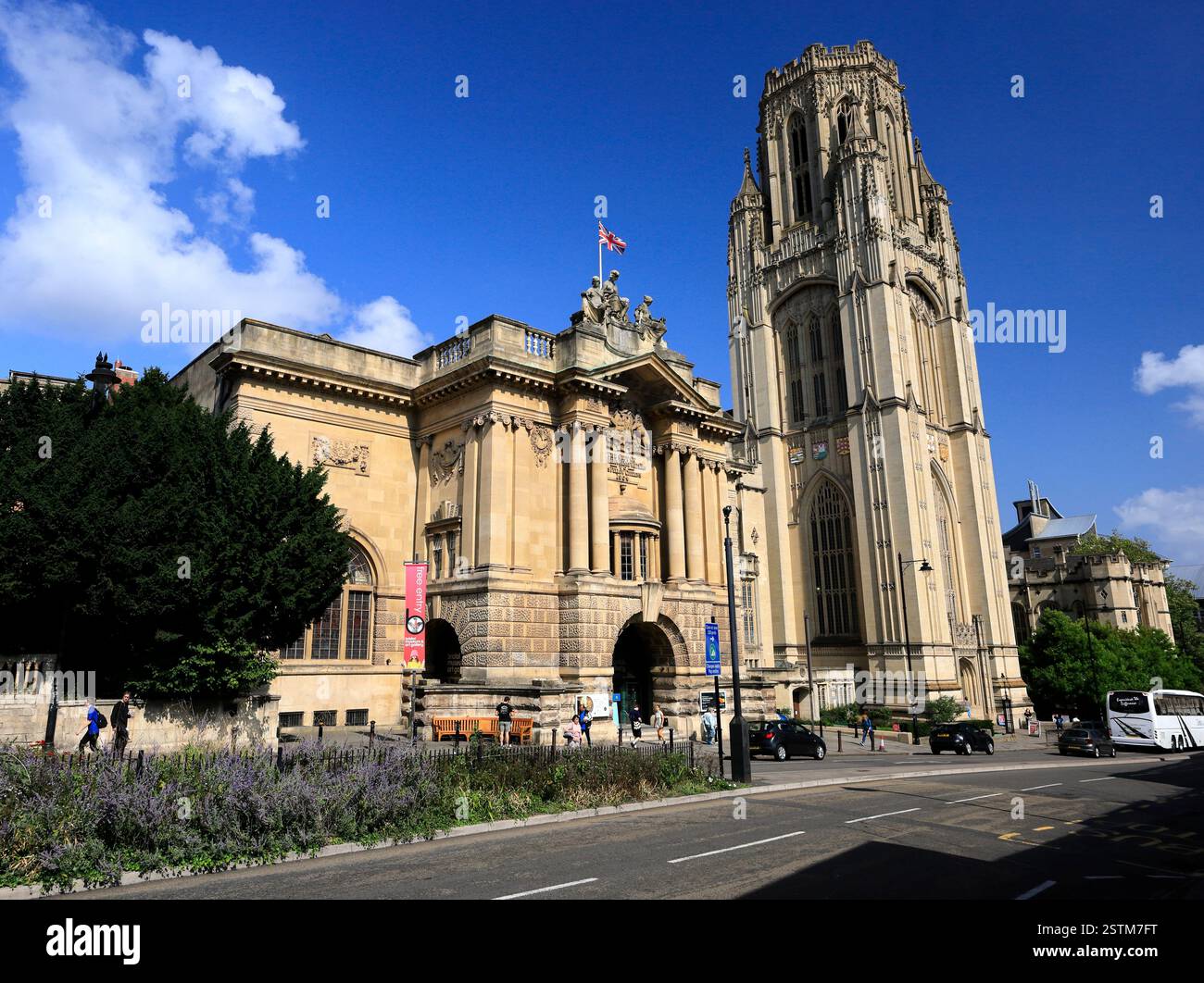 Museo di Bristol e galleria d'arte con la Will's Memorial Tower of Bristol University sullo sfondo, Bristol, Inghilterra. Foto Stock