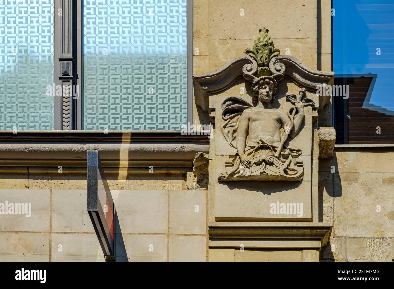 Edificio storico con raffigurazione del messaggero del dio Ermes o mercurio, complesso di costruzione della rabbia 57 a Erfurt, Turingia, Germania. Foto Stock