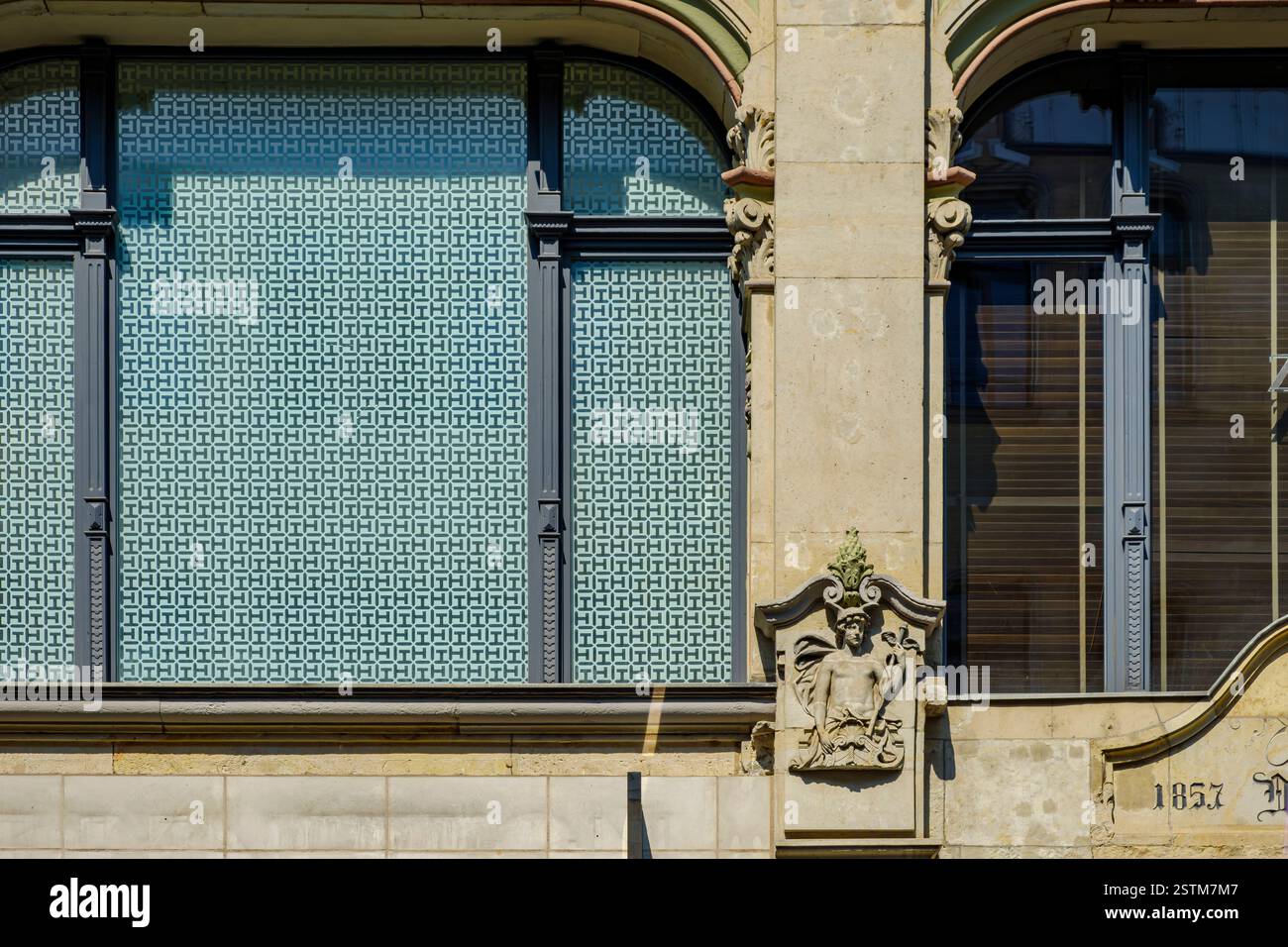 Edificio storico con raffigurazione del messaggero del dio Ermes o mercurio, complesso di costruzione della rabbia 57 a Erfurt, Turingia, Germania. Foto Stock