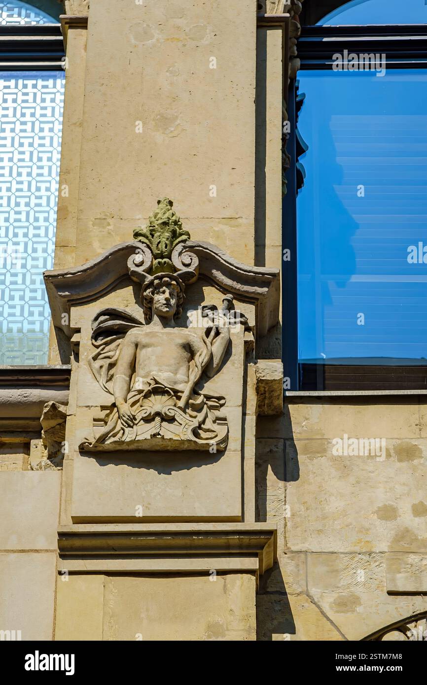 Edificio storico con raffigurazione del messaggero del dio Ermes o mercurio, complesso di costruzione della rabbia 57 a Erfurt, Turingia, Germania. Foto Stock