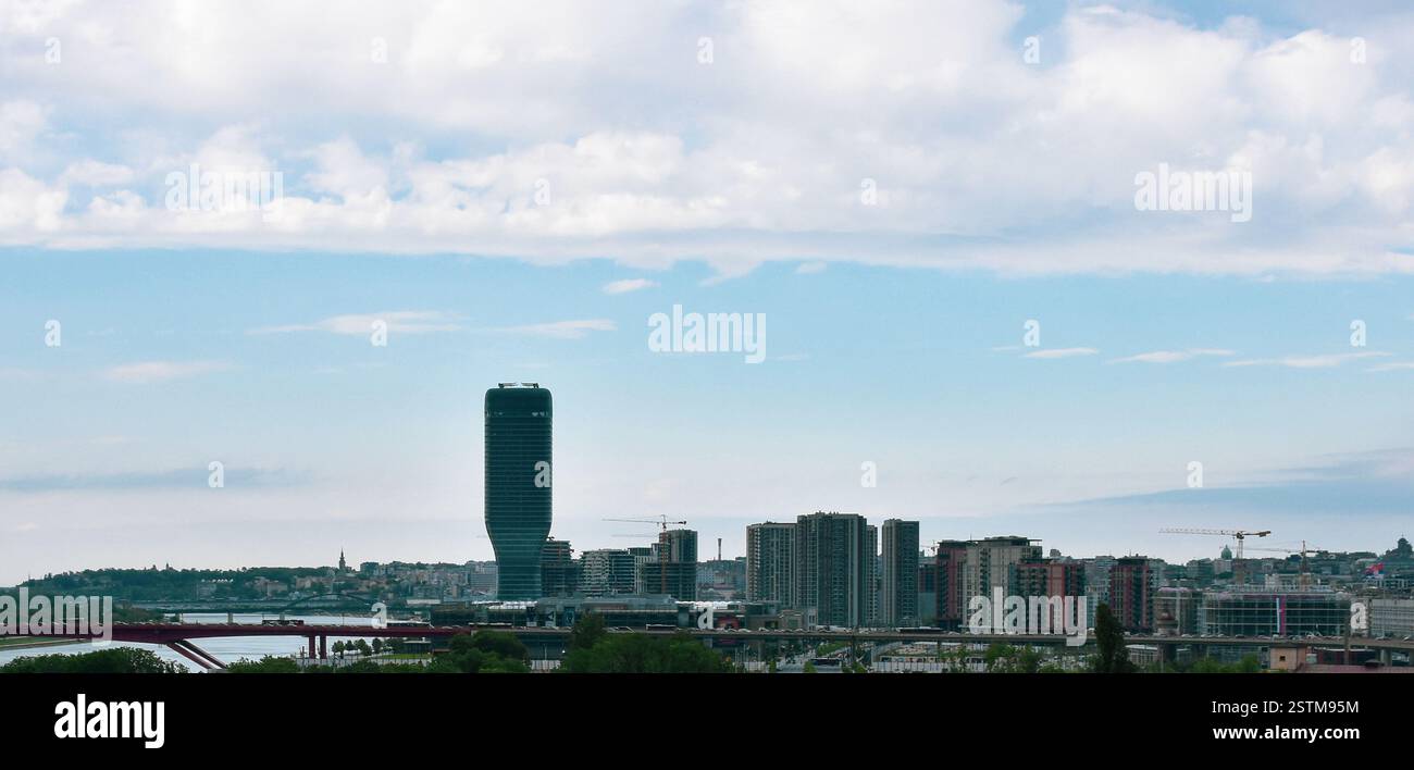 Panorama di Belgrado. Gli alti e moderni edifici del lungomare di Belgrado e la magia della parte vecchia di Belgrado sullo sfondo Foto Stock