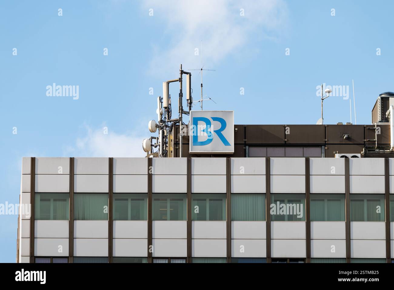 Logo BR della Bayerischer Rundfunk (trasmissione bavarese) su un edificio per uffici. L'emittente di servizio pubblico è un produttore di media. Foto Stock