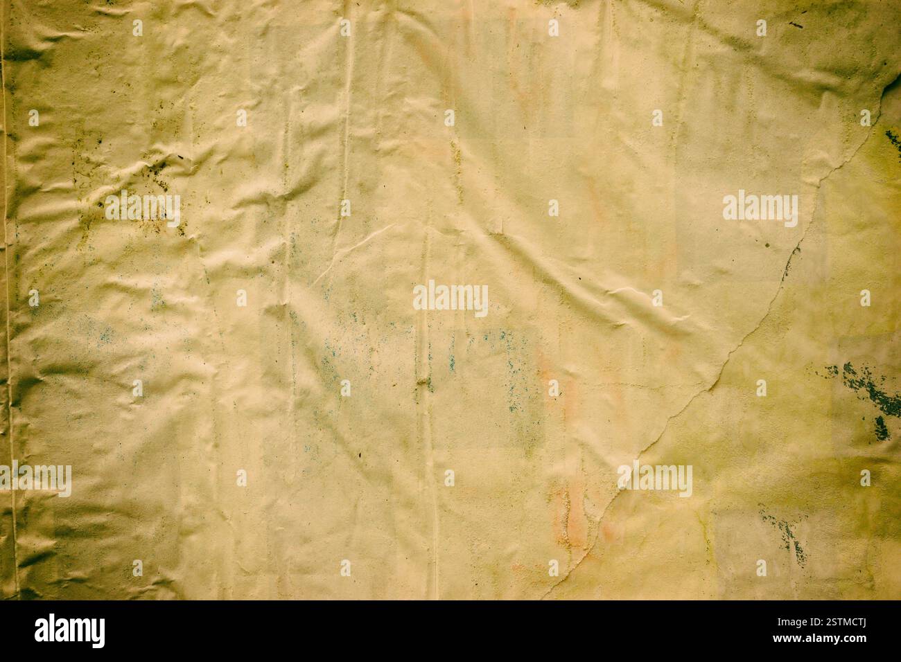 Vecchi poster neri sfondi con cartellone con superficie di sfondo in carta piegata e increspata Foto Stock