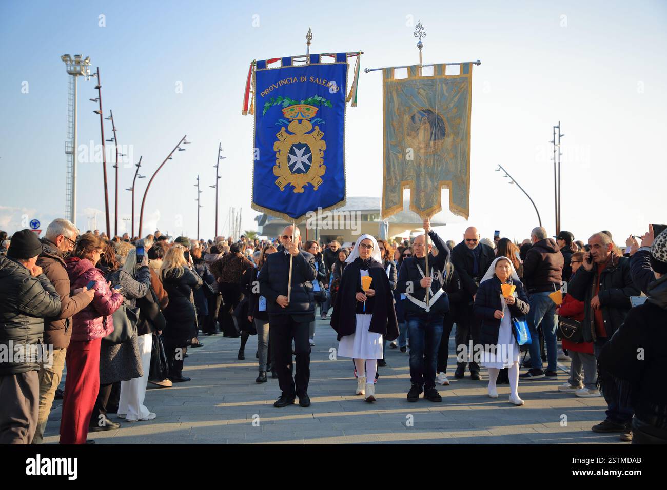 La statua di nostra Signora di Lourdes è arrivata in elicottero e viene portata in processione per le strade della città vecchia. Foto Stock