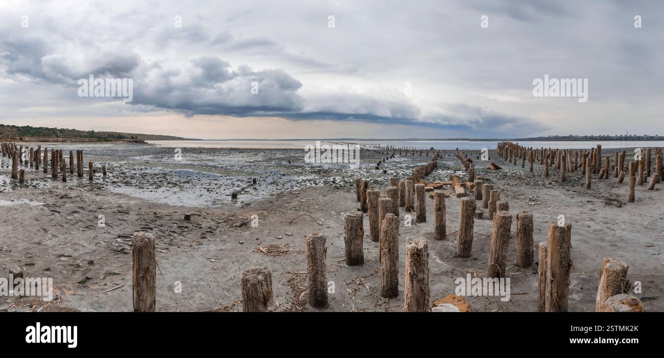 Nuvole sul Lago Salato vicino Odessa, Ucraina Foto Stock