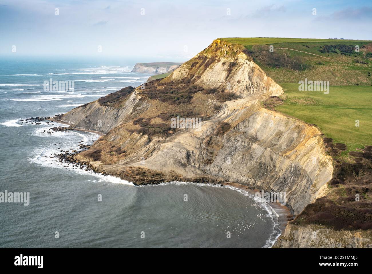 La scogliera Houns-Tout nel Dorset; come parte della Jurassic Coast, l'erosione rende questa una ricca fonte di fossili Foto Stock