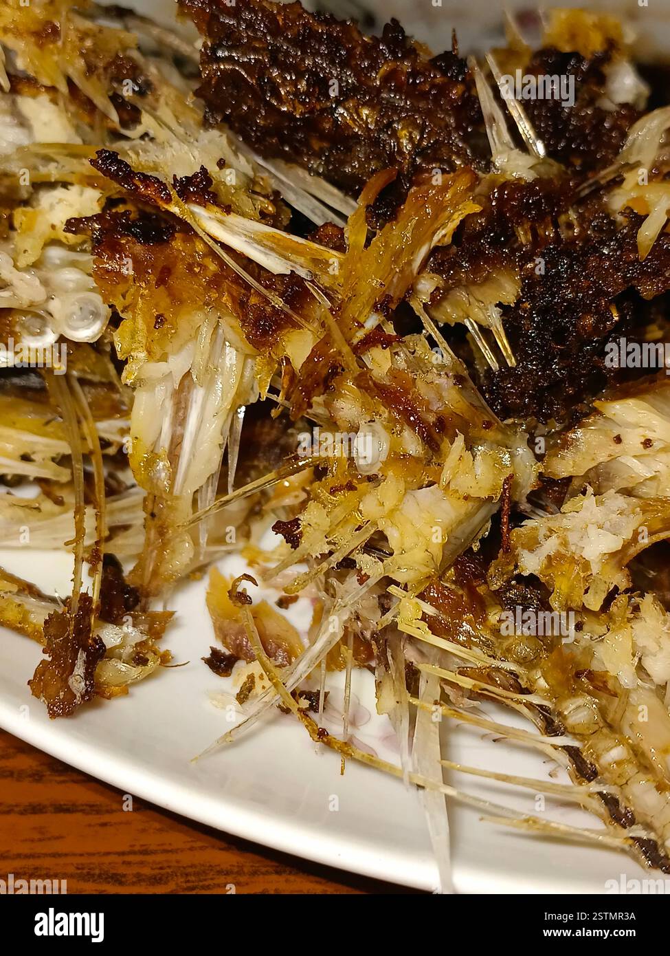 un sacco di ossa di pesce poste lì fter mangiare pesce che è buono per la salute. Foto Stock
