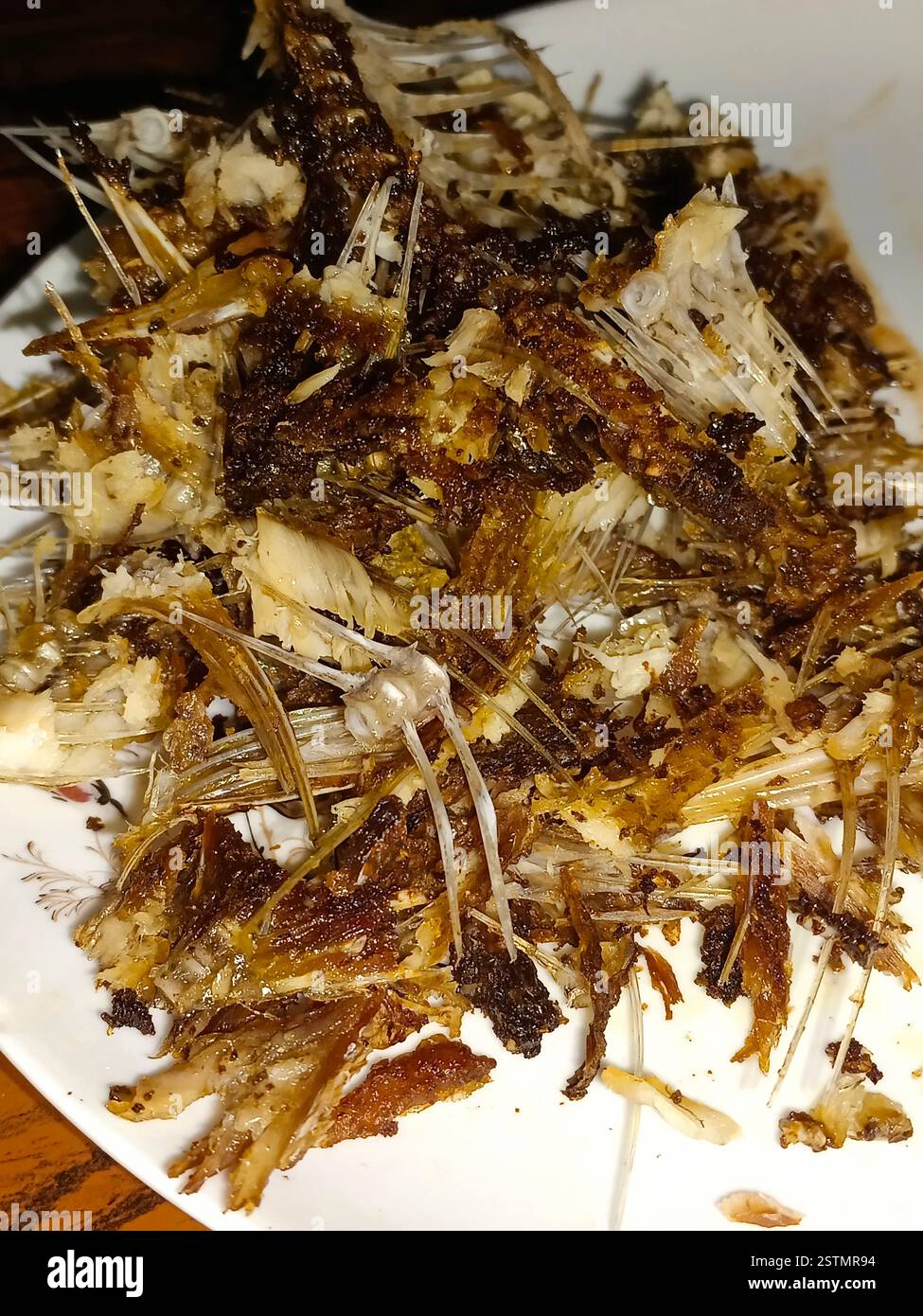 un sacco di ossa di pesce poste lì fter mangiare pesce che è buono per la salute. Foto Stock