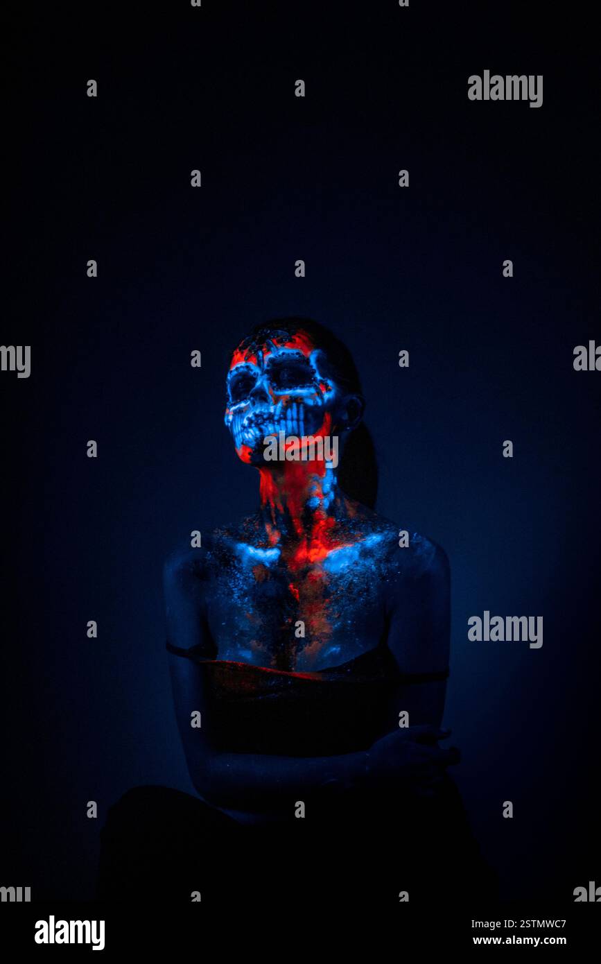 Le ragazze affrontano il teschio UV dipinto Foto Stock