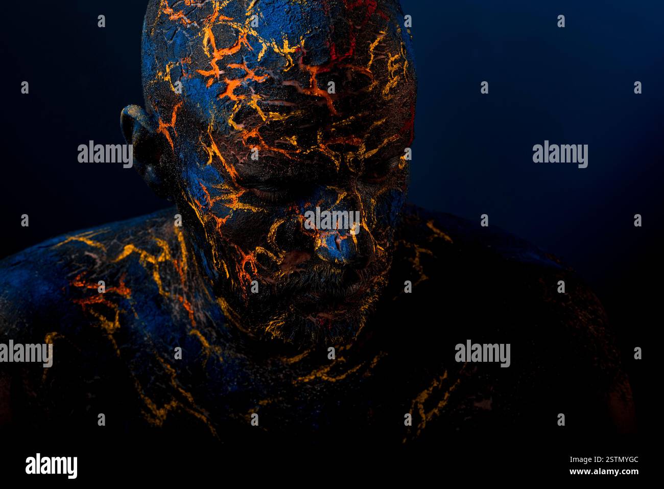 Trucco artistico del volto di Creative Man Foto Stock