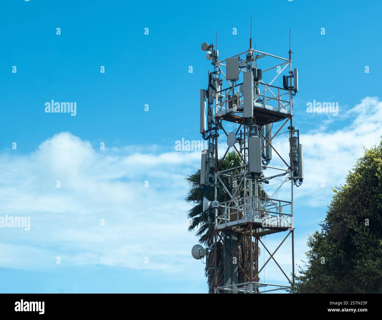 Telecom tower, comunicazione cellulare per reti 4g e 5g, servizi di telecomunicazione wireless. Cielo blu Foto Stock