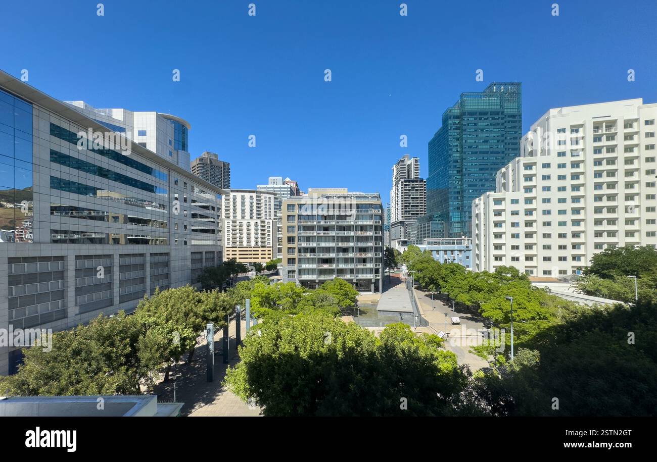 Centro città di Cape Town, Sudafrica. Alti edifici e spazi verdi, giorno di sole, cielo azzurro. Foto Stock