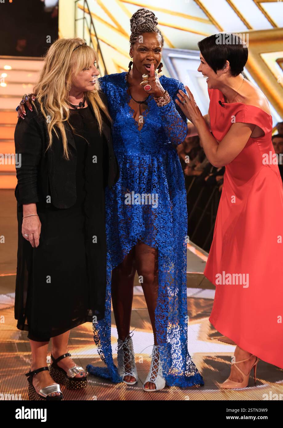 Emma Willis parla con Helen Lederer e Sandi Bogle mentre vengono sfrattati dalla casa del grande fratello Foto Stock
