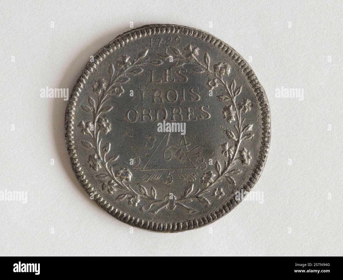 Una scultura di Pierre-Jean David d'Angers del 1789, raffigurante un contadino della terza tenuta che trasportava il peso del regno, con simboli della monarchia, della nobiltà e del clero. Questo lavoro fu fatto durante il periodo rivoluzionario. Foto Stock