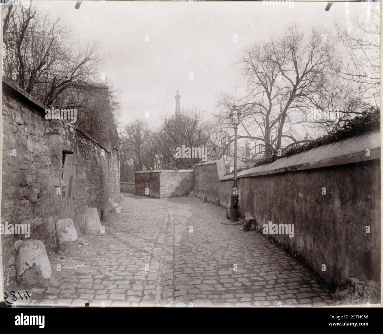 Fotografia di Eugène Atget, scattata vicino a Rue Raynouard a Passy, con la Torre Eiffel sullo sfondo, che mostra una scena storica parigina. Foto Stock