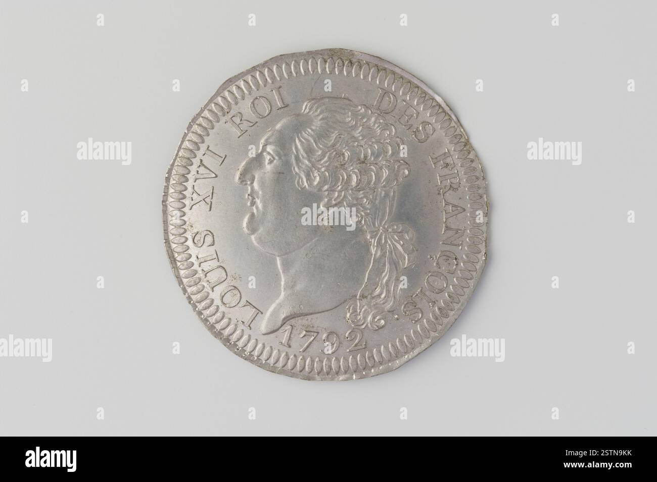 Un'incisione del 1792 di Augustin Dupré che mostra un ritratto a sinistra di Luigi XVI, incorniciato da un bordo scanalato. Questo pezzo rappresenta l'apice delle tensioni rivoluzionarie francesi. Foto Stock Un'incisione del 1792 di Augustin Dupré che mostra un ritratto a sinistra di Luigi XVI, incorniciato da un bordo scanalato. Questo pezzo rappresenta l'apice delle tensioni rivoluzionarie francesi. Foto Stock