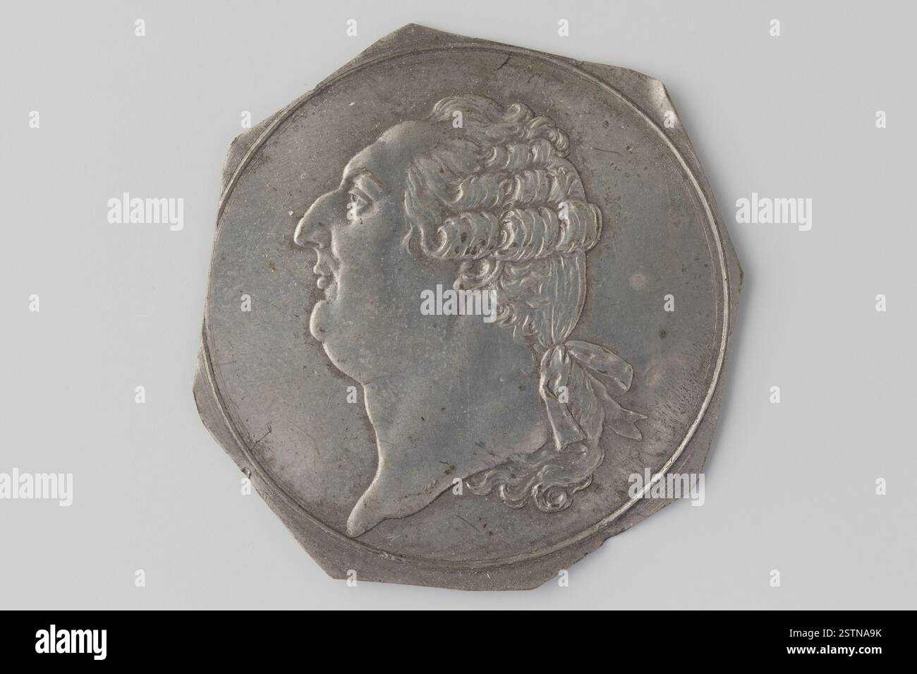 Una medaglia del 1792 di Augustin Dupré, che mostra un ritratto a sinistra di Re Luigi XVI. Questa opera numismatica riflette il contesto storico significativo della Rivoluzione francese. Foto Stock Una medaglia del 1792 di Augustin Dupré, che mostra un ritratto a sinistra di Re Luigi XVI. Questa opera numismatica riflette il contesto storico significativo della Rivoluzione francese. Foto Stock