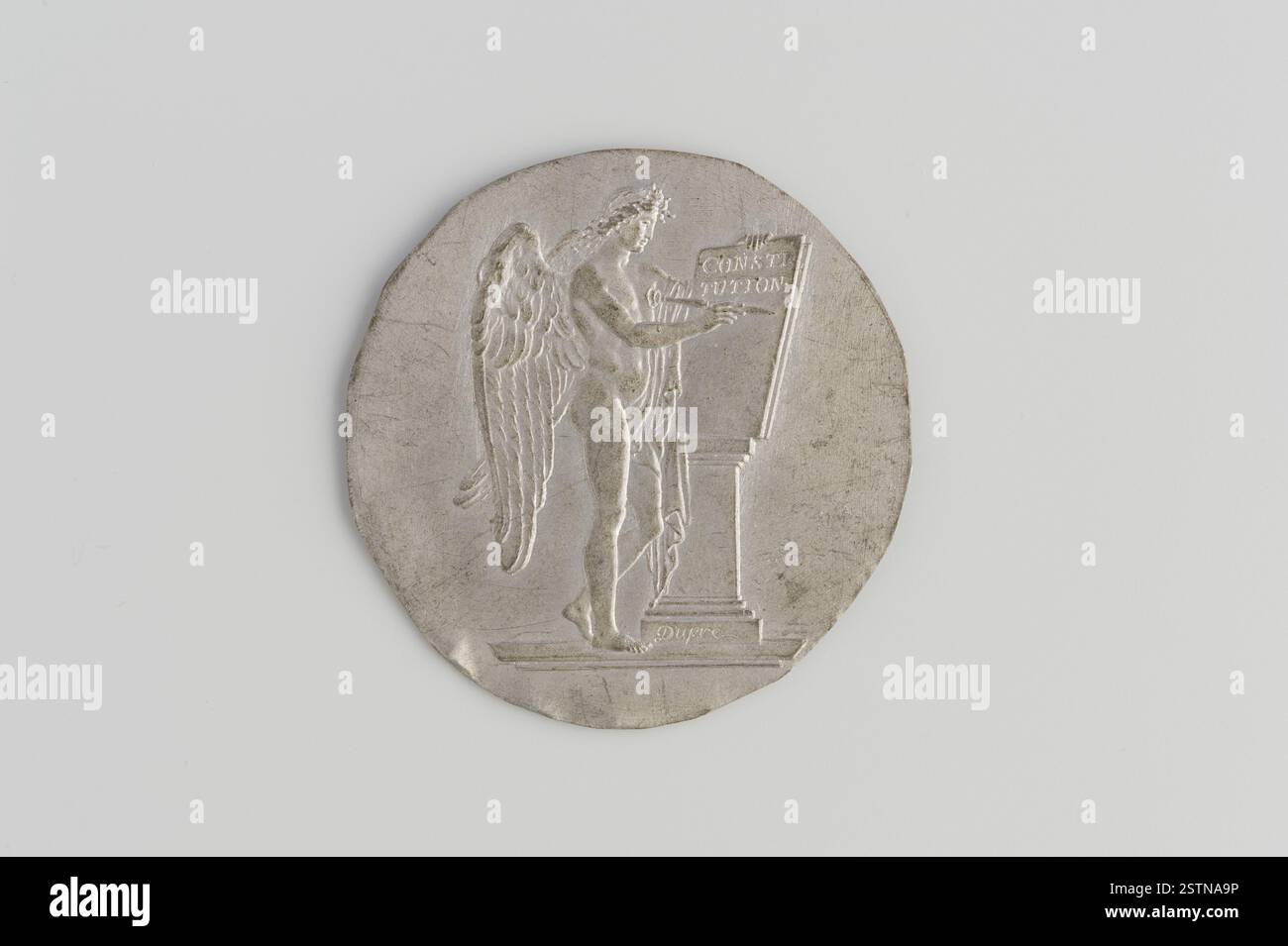 Una medaglia del 1792 di Augustin Dupré con un ritratto a sinistra di Luigi XVI. La medaglia commemora un momento cruciale durante la Rivoluzione francese. Foto Stock Una medaglia del 1792 di Augustin Dupré con un ritratto a sinistra di Luigi XVI. La medaglia commemora un momento cruciale durante la Rivoluzione francese. Foto Stock