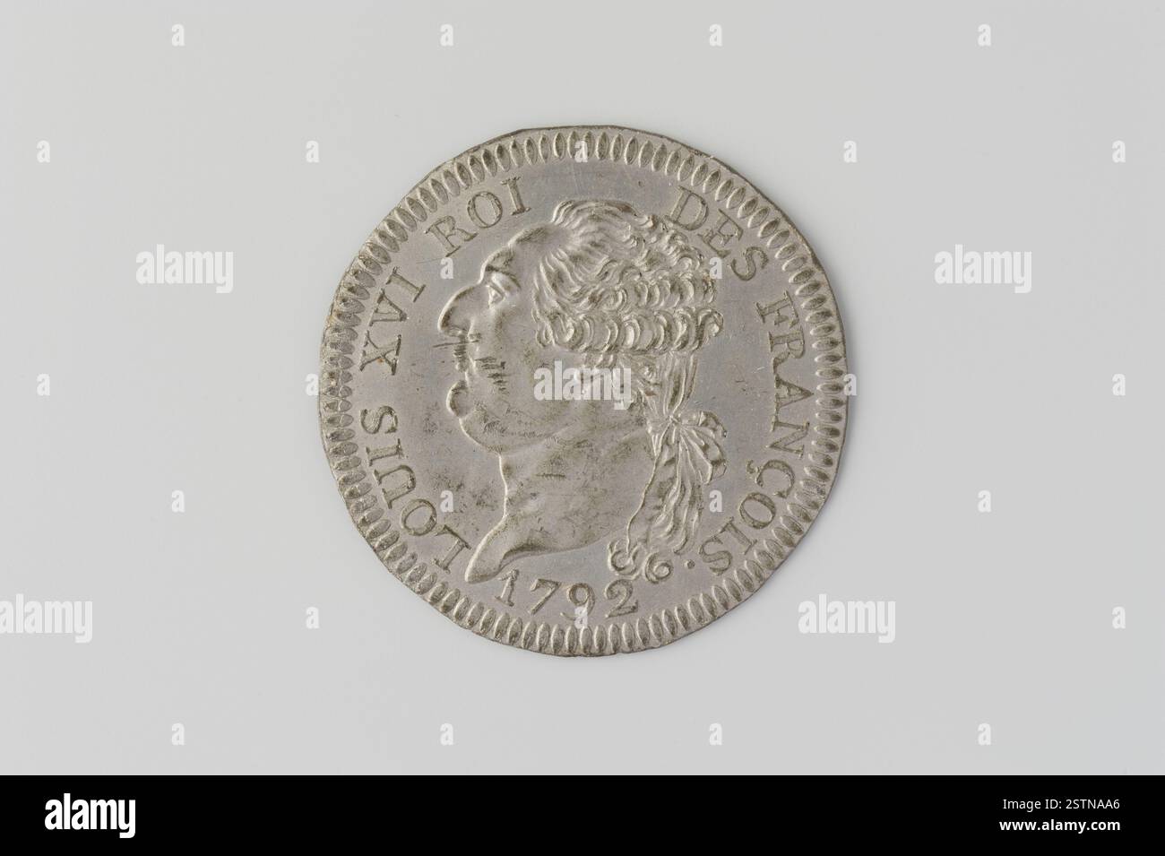 Un'incisione a medaglia del 1792 di Augustin Dupré, che mostra un ritratto rivolto a sinistra di Luigi XVI con un bordo scanalato. L'opera riflette la tensione politica della Rivoluzione francese. Foto Stock Un'incisione a medaglia del 1792 di Augustin Dupré, che mostra un ritratto rivolto a sinistra di Luigi XVI con un bordo scanalato. L'opera riflette la tensione politica della Rivoluzione francese. Foto Stock