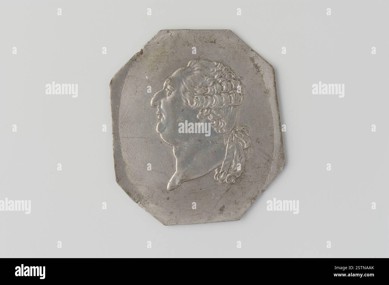 Un'incisione a medaglia del 1792 di Augustin Dupré, con un ritratto a sinistra di Luigi XVI. Questo pezzo numismatico commemora il re durante il periodo rivoluzionario in Francia. Foto Stock Un'incisione a medaglia del 1792 di Augustin Dupré, con un ritratto a sinistra di Luigi XVI. Questo pezzo numismatico commemora il re durante il periodo rivoluzionario in Francia. Foto Stock
