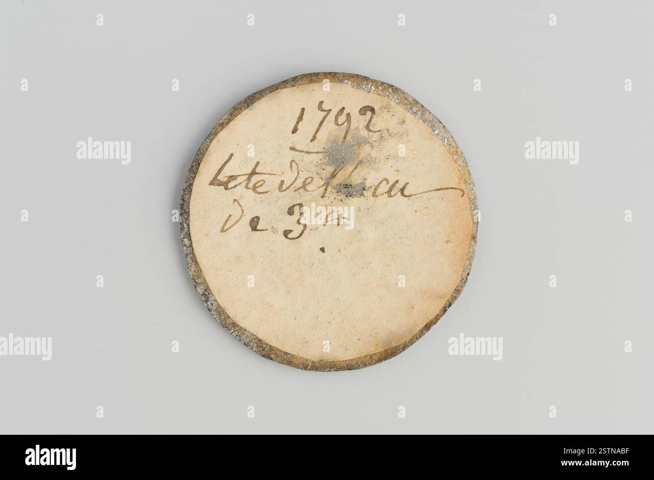 Un'incisione del 1792 di Augustin Dupré che mostra un ritratto a sinistra di Luigi XVI, incorniciato da un bordo scanalato. Questo pezzo rappresenta l'apice delle tensioni rivoluzionarie francesi. Foto Stock Un'incisione del 1792 di Augustin Dupré che mostra un ritratto a sinistra di Luigi XVI, incorniciato da un bordo scanalato. Questo pezzo rappresenta l'apice delle tensioni rivoluzionarie francesi. Foto Stock