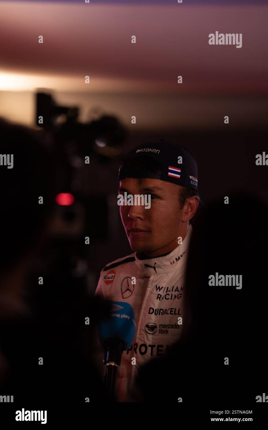 F1 Etihad Airways Abu Dhabi Grand prix 2024 - Alex Albon della Thailandia e Williams Racing parla ai media nel Paddock dopo le qualifiche Foto Stock