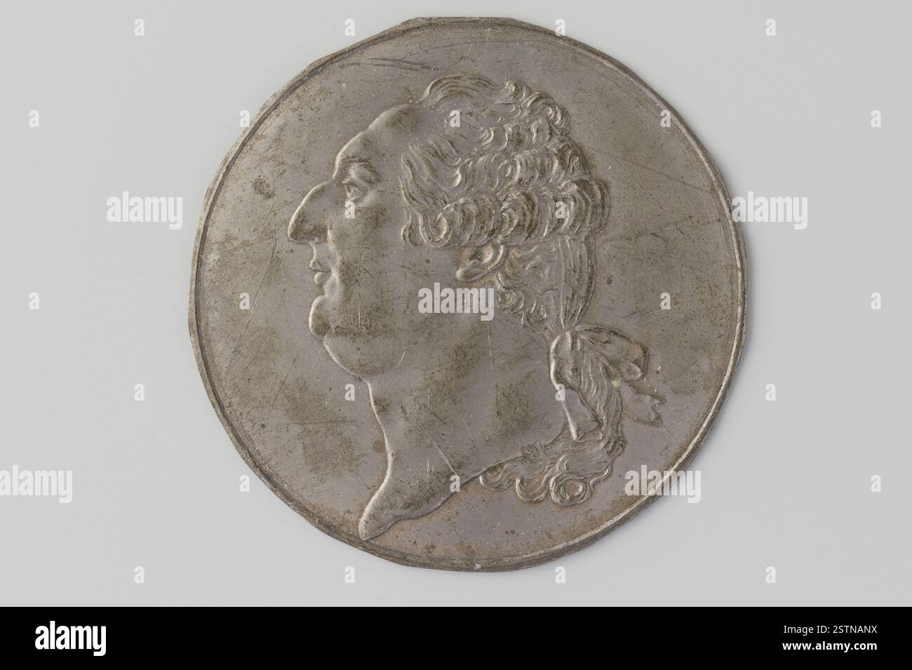 Un'incisione a medaglia del 1792 di Nicolas Marie Gatteaux raffigurante un ritratto rivolto a sinistra di re Luigi XVI. L'immagine cattura il re durante un periodo significativo della rivoluzione francese. Foto Stock Un'incisione a medaglia del 1792 di Nicolas Marie Gatteaux raffigurante un ritratto rivolto a sinistra di re Luigi XVI. L'immagine cattura il re durante un periodo significativo della rivoluzione francese. Foto Stock