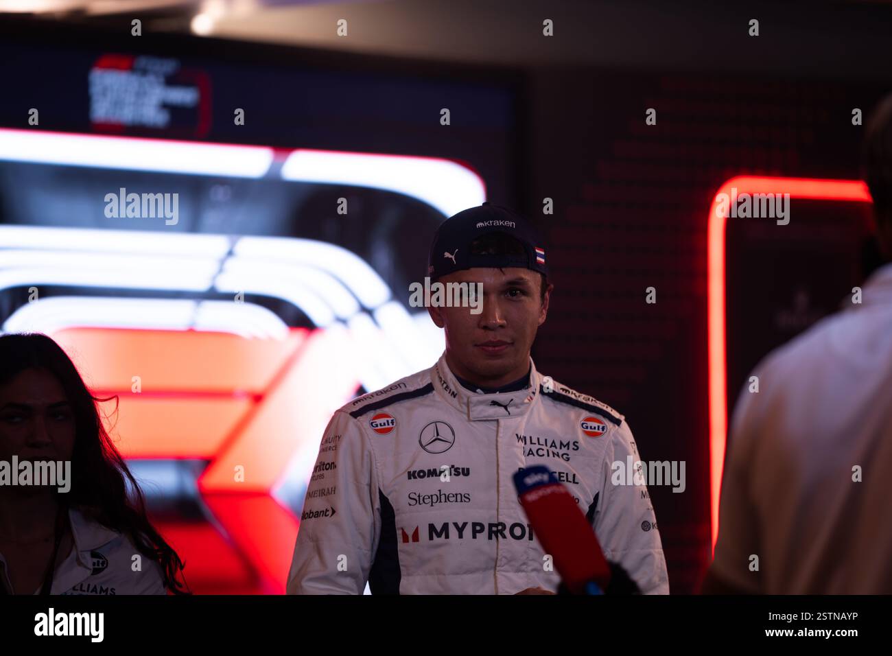 F1 Etihad Airways Abu Dhabi Grand prix 2024 - Alex Albon della Thailandia e Williams Racing parla ai media nel Paddock dopo le qualifiche Foto Stock