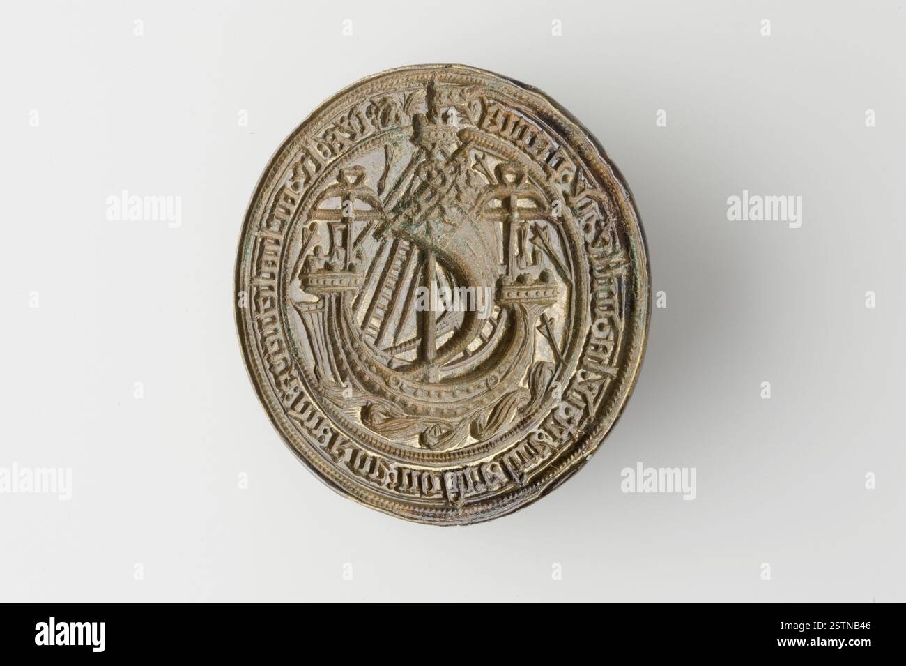 moneta da nave del xv secolo con una nave completamente equipaggiata che naviga per i mari con una grande vela, adornata con quattro fleur-de-lis e un arbaletto sugli alberi, che rappresenta la potenza navale e gli emblemi araldici. Foto Stock
