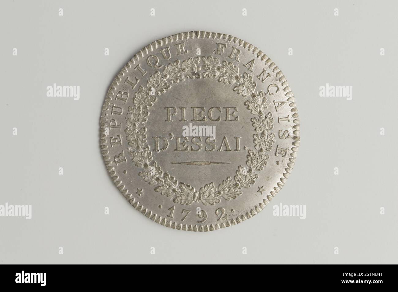Una medaglia del 1792 di un incisore anonimo con un'iscrizione all'interno di una corona di foglie di quercia. Il design riflette il clima politico e storico della Francia rivoluzionaria. Foto Stock Una medaglia del 1792 di un incisore anonimo con un'iscrizione all'interno di una corona di foglie di quercia. Il design riflette il clima politico e storico della Francia rivoluzionaria. Foto Stock