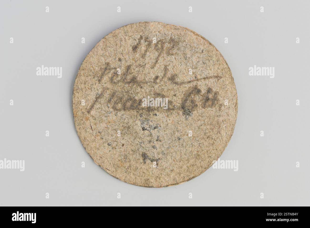 Un'incisione a medaglia del 1792 di Augustin Dupré, che mostra un ritratto rivolto a sinistra di Luigi XVI con un bordo scanalato. L'opera riflette la tensione politica della Rivoluzione francese. Foto Stock Un'incisione a medaglia del 1792 di Augustin Dupré, che mostra un ritratto rivolto a sinistra di Luigi XVI con un bordo scanalato. L'opera riflette la tensione politica della Rivoluzione francese. Foto Stock