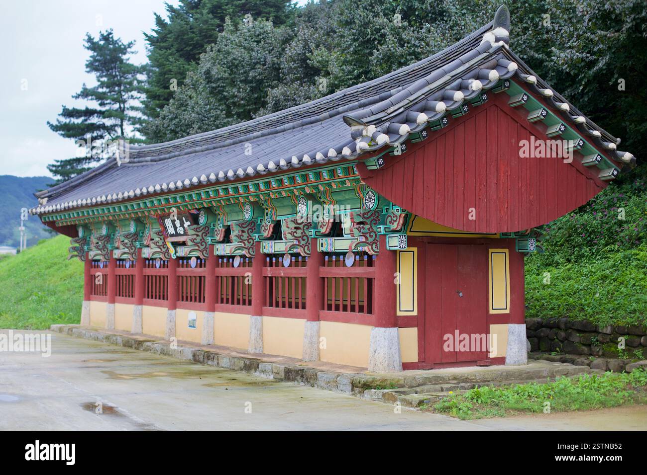 Contea di Goesan, Corea del Sud - 10 settembre 2020: Un tradizionale padiglione in legno coreano al Tempio di Chilchung, che mostra intricati schemi dancheong A. Foto Stock