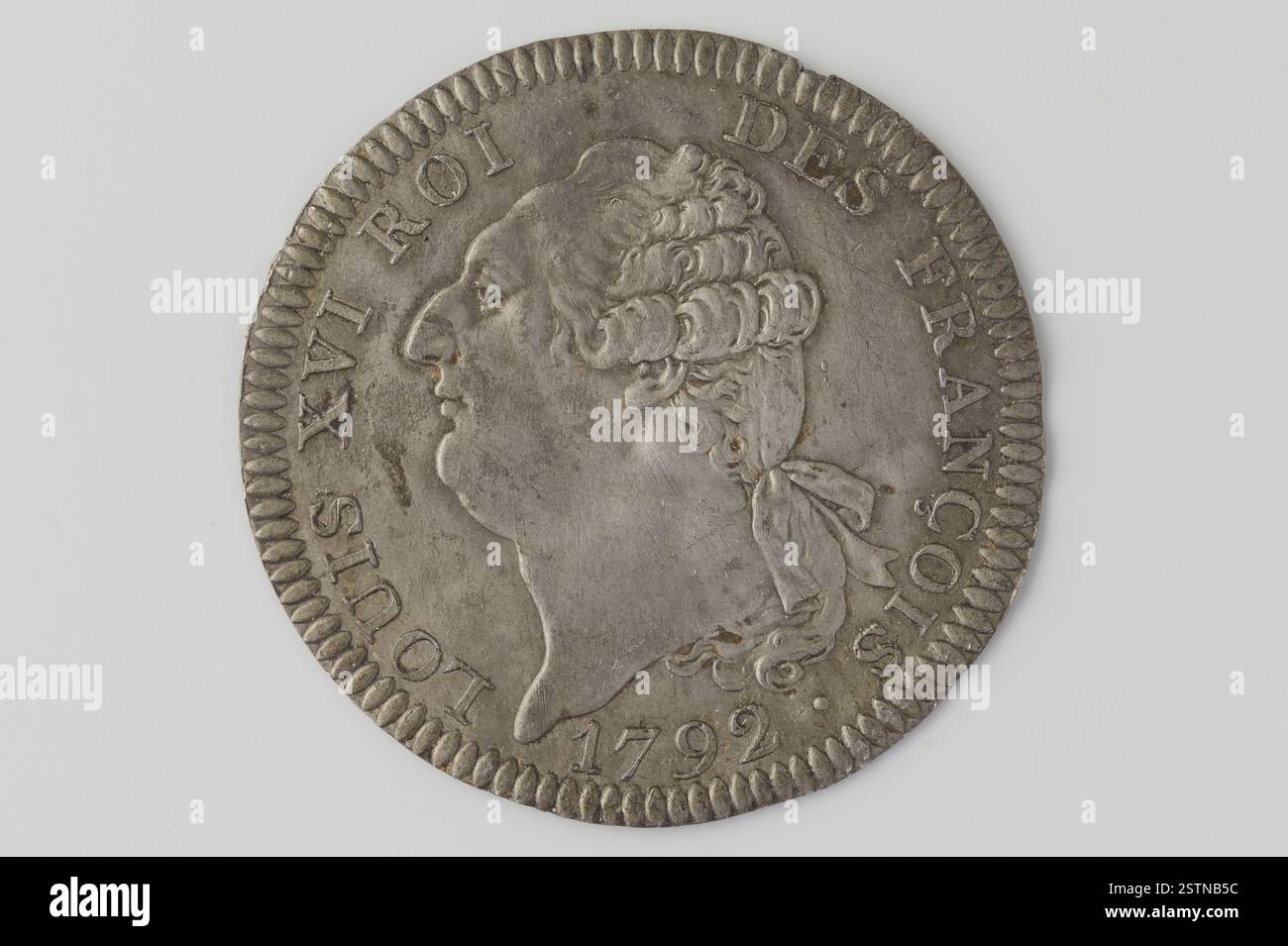 Incisore a medaglia anonimo (1792) raffigurante una testa rivolta a sinistra di Luigi XVI con un bordo scanalato. Foto Stock Incisore a medaglia anonimo (1792) raffigurante una testa rivolta a sinistra di Luigi XVI con un bordo scanalato. Foto Stock