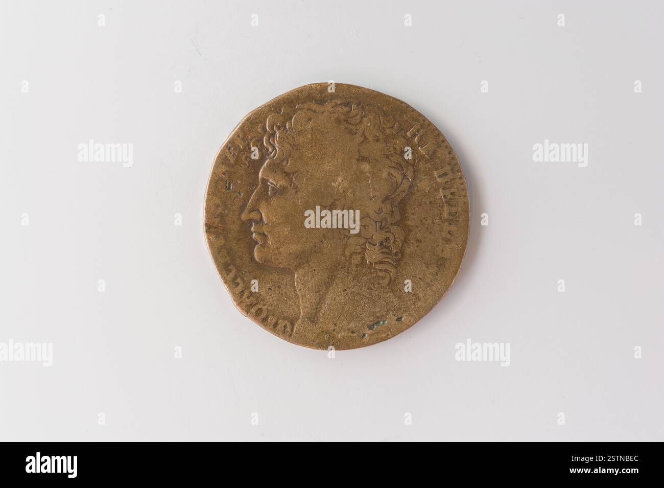 Moneta anonima del 1810 con un profilo a testa nuda di Joachim Murat rivolto a sinistra. Il rovescio include un'iscrizione a due righe circondata da una corona di alloro e di olivo incrociati, a simboleggiare la pace e la vittoria. Foto Stock