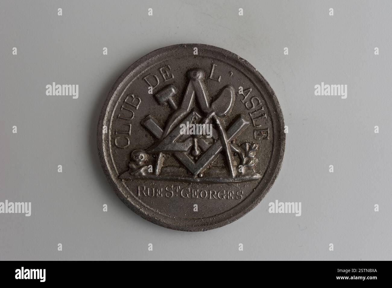 Un'incisione anonima a 1848 medaglie con strumenti come livello, bussola, quadrato, spatola e scalpello, con un cranio a sinistra e una foglia di quercia a destra. Il rovescio ha un'iscrizione su cinque righe. Un pezzo numismatico. Foto Stock