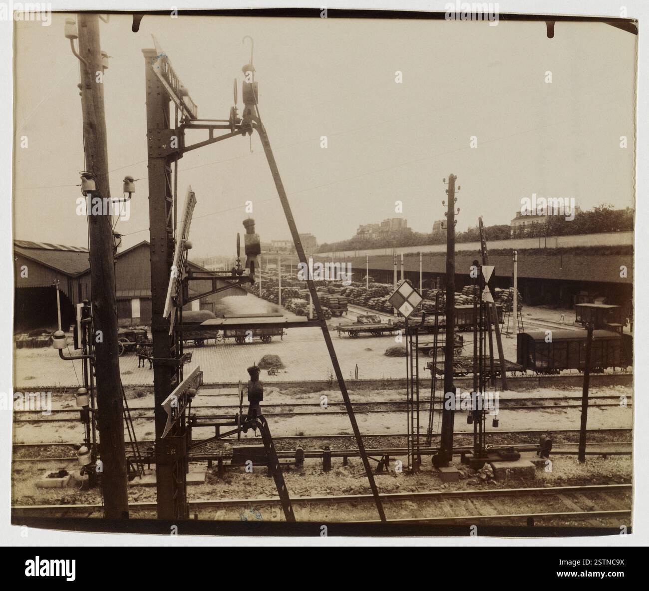 Fotografia di Eugène Atget della porte de Bercy, situata sulla linea ferroviaria Lyon-Méditerranée, scattata nel 1910. L'immagine fa parte della serie "Les fortifications de Paris" di Atget, che documenta le difese della città. Foto Stock