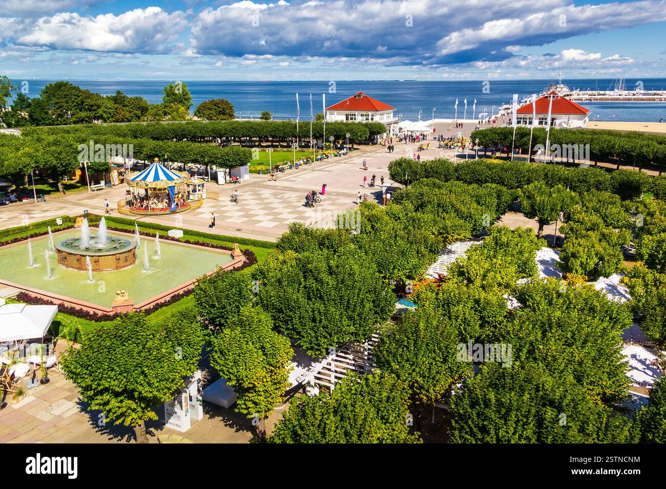 Vista della famosa località di villeggiatura e spa di Sopot, nella Polonia settentrionale. Vista dall'alto del lungomare, della fontana, degli alberi, della spiaggia e della costa del Mar Baltico. Foto Stock