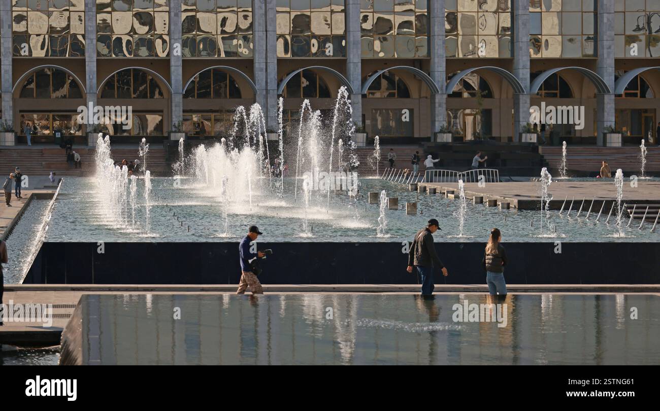 Bishkek, Kirghizistan - 12 ottobre 2024: La fontana di Piazza Ala-Too. La zona centrale di Bishkek Foto Stock