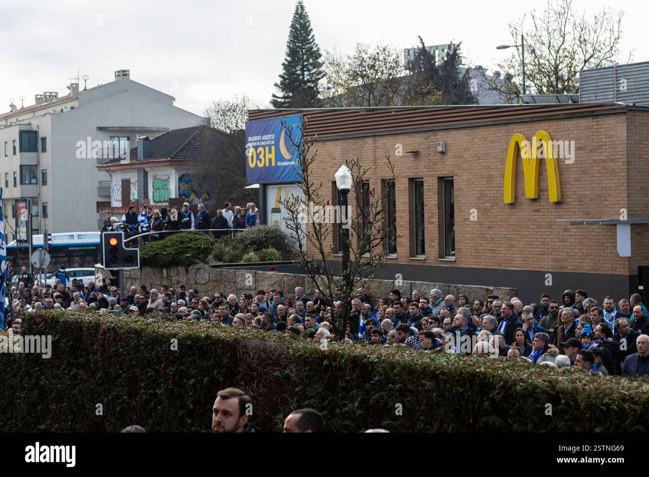 Porto, Portogallo. 17 febbraio 2025. La gente partecipa al funerale. Jorge Nuno Pinto da Costa, ex presidente del Futebol Clube do Porto, è deceduto il 15 febbraio 2025. Il suo funerale si tenne nella chiesa di SÃ£o Francisco das Antas il 17 febbraio. Molte persone si sono presentate per pagargli il suo ultimo tributo. (Credit Image: © Teresa Nunes/SOPA Images via ZUMA Press Wire) SOLO PER USO EDITORIALE! Non per USO commerciale! Foto Stock