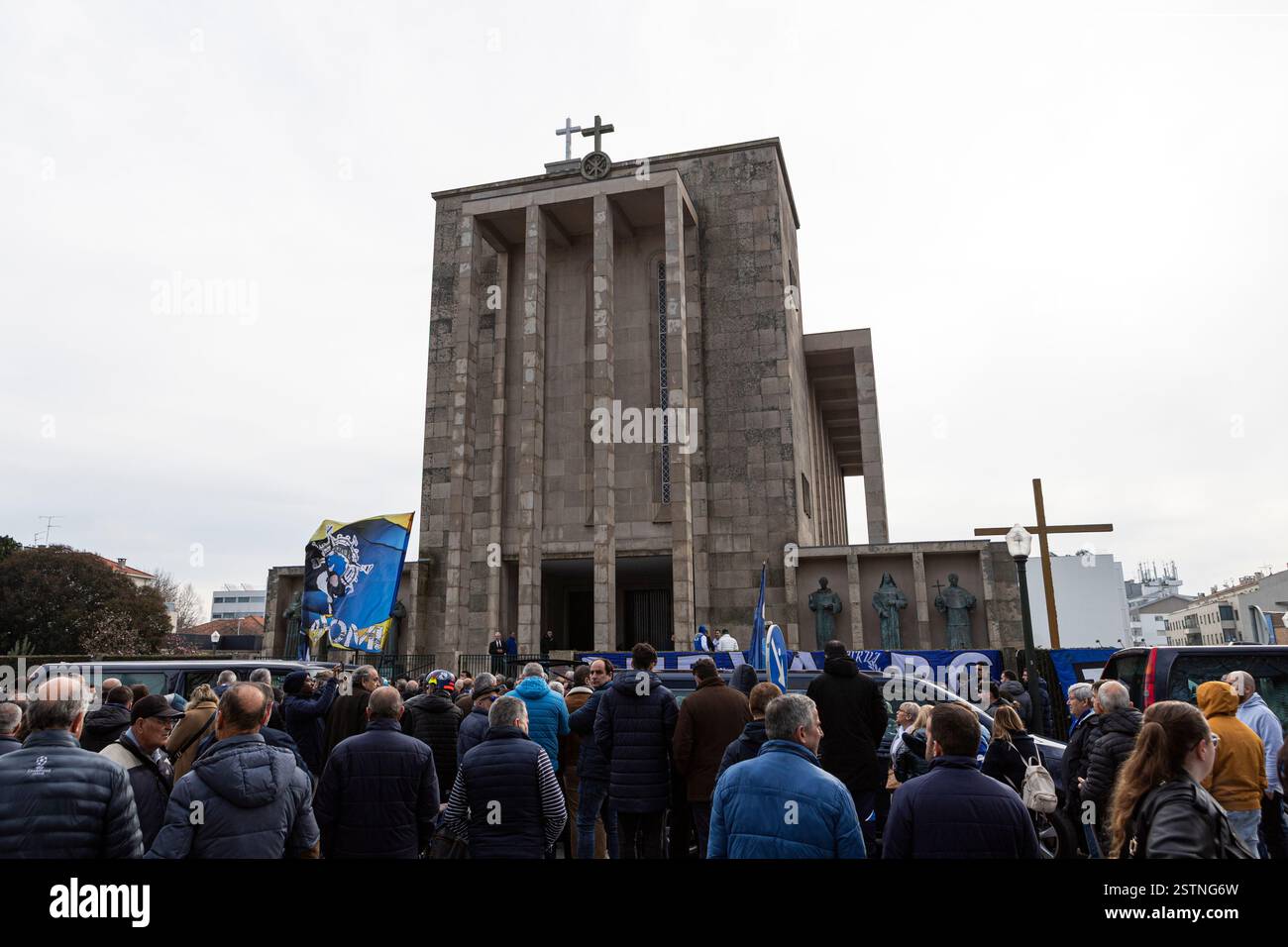 Porto, Portogallo. 17 febbraio 2025. Persone viste durante il funerale. Jorge Nuno Pinto da Costa, ex presidente del Futebol Clube do Porto, è deceduto il 15 febbraio 2025. Il suo funerale si tenne nella chiesa di SÃ£o Francisco das Antas il 17 febbraio. Molte persone si sono presentate per pagargli il suo ultimo tributo. (Credit Image: © Teresa Nunes/SOPA Images via ZUMA Press Wire) SOLO PER USO EDITORIALE! Non per USO commerciale! Foto Stock