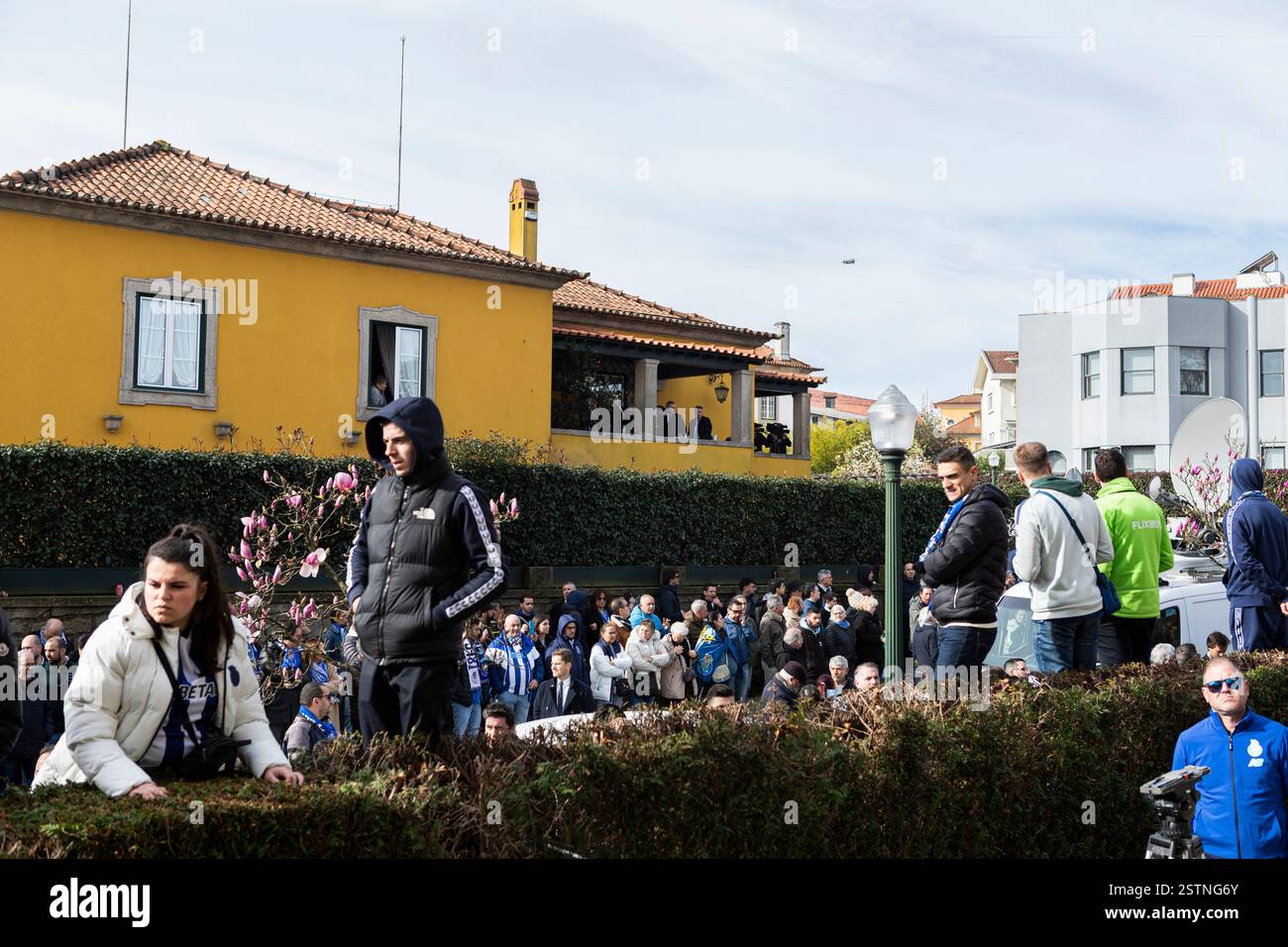 Porto, Portogallo. 17 febbraio 2025. La gente partecipa al funerale. Jorge Nuno Pinto da Costa, ex presidente del Futebol Clube do Porto, è deceduto il 15 febbraio 2025. Il suo funerale si tenne nella chiesa di SÃ£o Francisco das Antas il 17 febbraio. Molte persone si sono presentate per pagargli il suo ultimo tributo. (Credit Image: © Teresa Nunes/SOPA Images via ZUMA Press Wire) SOLO PER USO EDITORIALE! Non per USO commerciale! Foto Stock