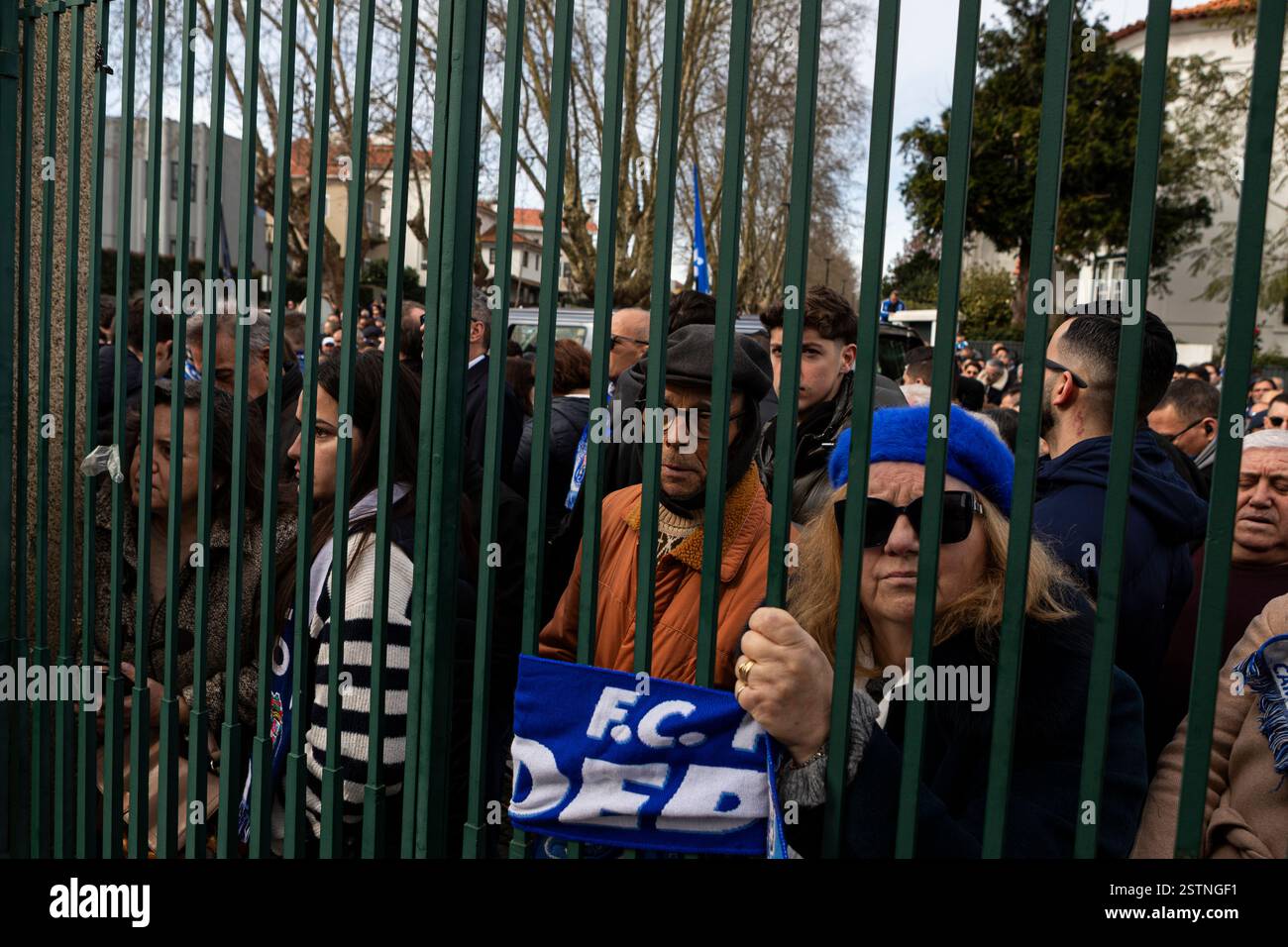Porto, Portogallo. 17 febbraio 2025. La gente partecipa al funerale. Jorge Nuno Pinto da Costa, ex presidente del Futebol Clube do Porto, è deceduto il 15 febbraio 2025. Il suo funerale si tenne nella chiesa di SÃ£o Francisco das Antas il 17 febbraio. Molte persone si sono presentate per pagargli il suo ultimo tributo. (Credit Image: © Teresa Nunes/SOPA Images via ZUMA Press Wire) SOLO PER USO EDITORIALE! Non per USO commerciale! Foto Stock