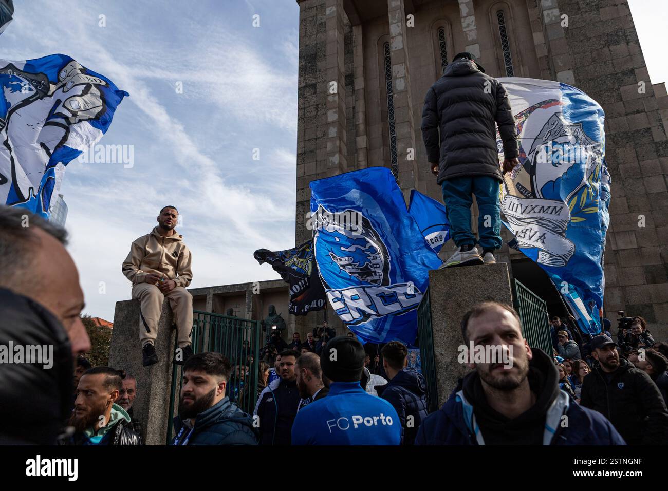 Porto, Portogallo. 17 febbraio 2025. La gente partecipa al funerale. Jorge Nuno Pinto da Costa, ex presidente del Futebol Clube do Porto, è deceduto il 15 febbraio 2025. Il suo funerale si tenne nella chiesa di SÃ£o Francisco das Antas il 17 febbraio. Molte persone si sono presentate per pagargli il suo ultimo tributo. (Credit Image: © Teresa Nunes/SOPA Images via ZUMA Press Wire) SOLO PER USO EDITORIALE! Non per USO commerciale! Foto Stock