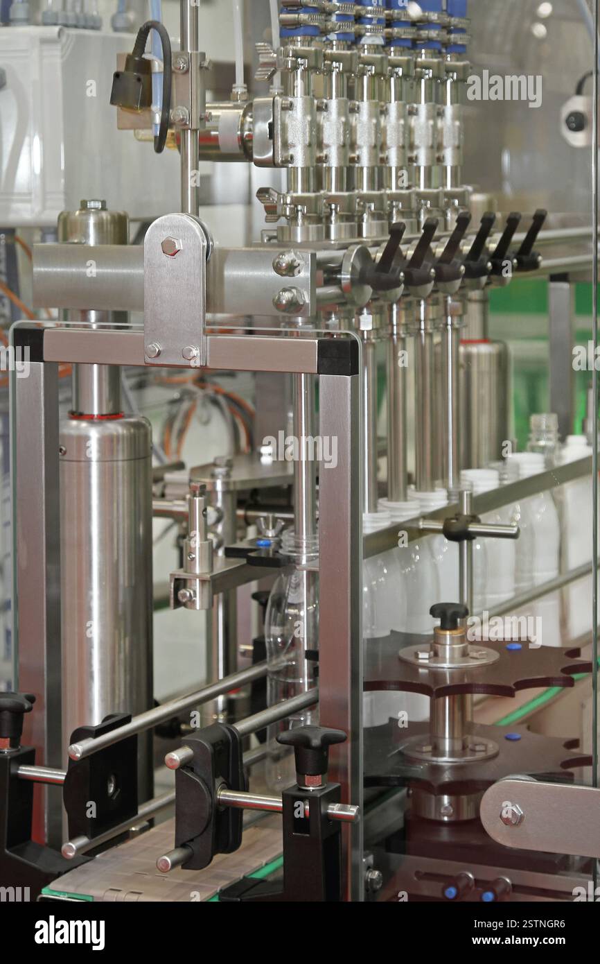 Macchina di riempimento bottiglie Foto Stock