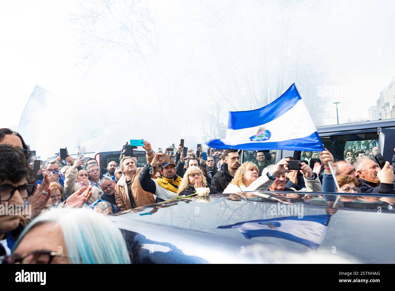 Porto, Portogallo. 17 febbraio 2025. Il focolare è circondato da un'enorme folla durante il funerale. Jorge Nuno Pinto da Costa, ex presidente del Futebol Clube do Porto, è deceduto il 15 febbraio 2025. Il suo funerale si tenne nella chiesa di SÃ£o Francisco das Antas il 17 febbraio. Molte persone si sono presentate per pagargli il suo ultimo tributo. (Credit Image: © Teresa Nunes/SOPA Images via ZUMA Press Wire) SOLO PER USO EDITORIALE! Non per USO commerciale! Foto Stock
