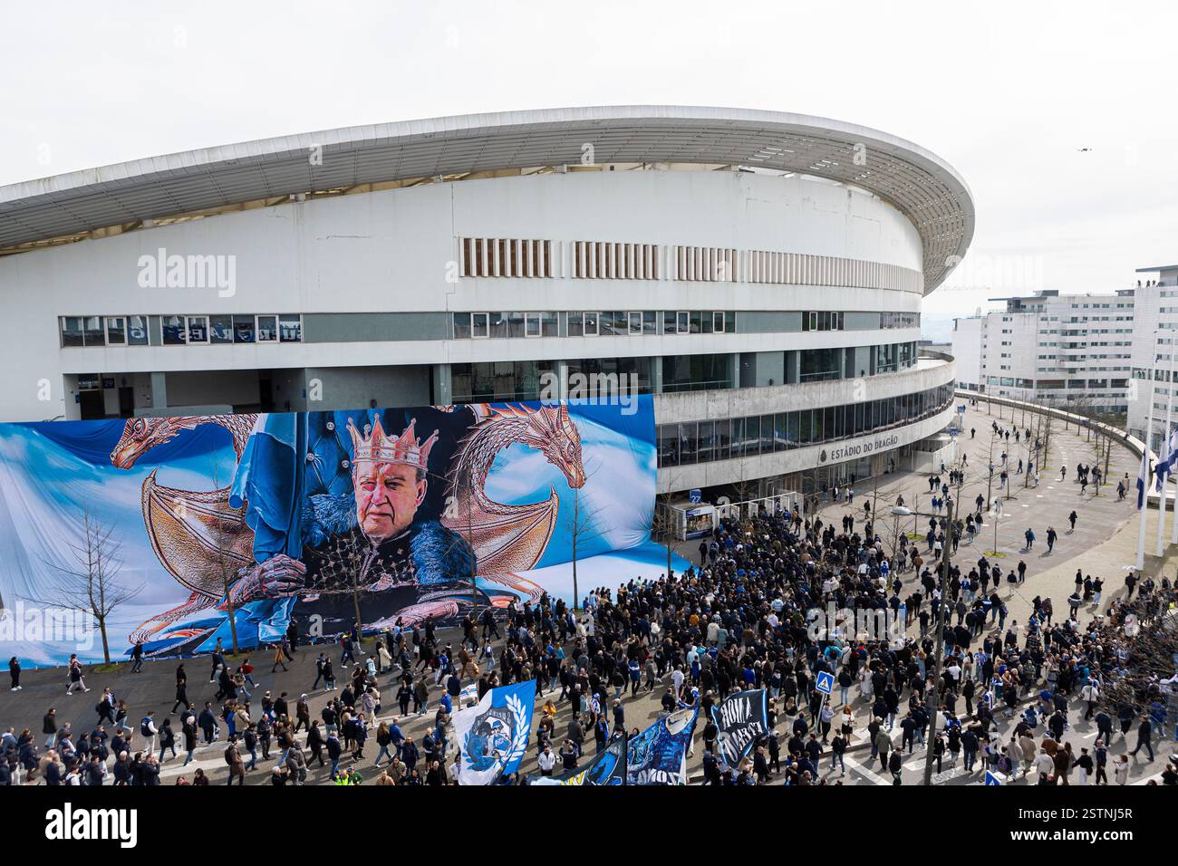 Porto, Portogallo. 17 febbraio 2025. La gente partecipa al funerale. Jorge Nuno Pinto da Costa, ex presidente del Futebol Clube do Porto, è deceduto il 15 febbraio 2025. Il suo funerale si tenne nella chiesa di SÃ£o Francisco das Antas il 17 febbraio. Molte persone si sono presentate per pagargli il suo ultimo tributo. (Credit Image: © Teresa Nunes/SOPA Images via ZUMA Press Wire) SOLO PER USO EDITORIALE! Non per USO commerciale! Foto Stock