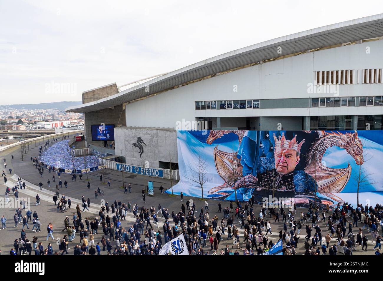 Porto, Portogallo. 17 febbraio 2025. La gente partecipa al funerale. Jorge Nuno Pinto da Costa, ex presidente del Futebol Clube do Porto, è deceduto il 15 febbraio 2025. Il suo funerale si tenne nella chiesa di SÃ£o Francisco das Antas il 17 febbraio. Molte persone si sono presentate per pagargli il suo ultimo tributo. (Credit Image: © Teresa Nunes/SOPA Images via ZUMA Press Wire) SOLO PER USO EDITORIALE! Non per USO commerciale! Foto Stock