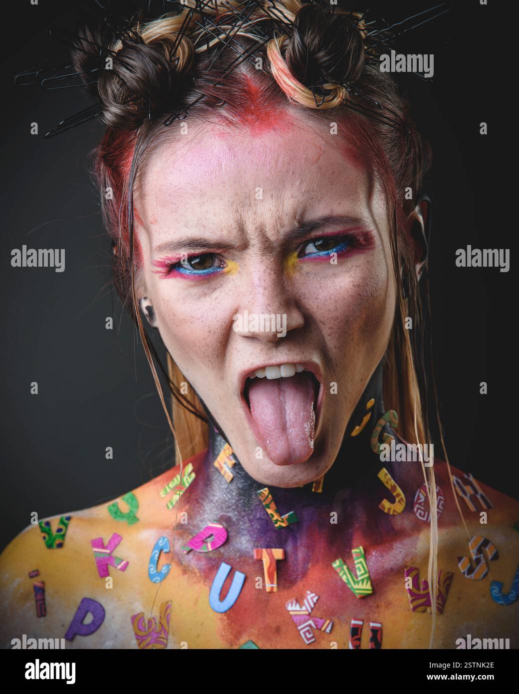 Giovane ragazza con trucco creativo in alfabeto Foto Stock