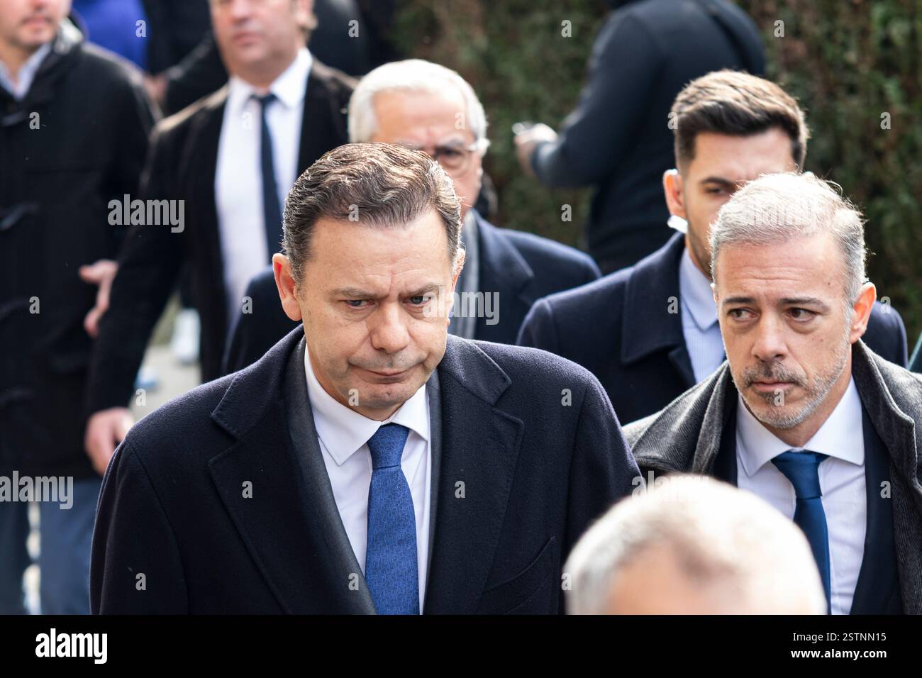 17 febbraio 2025, Porto, Portogallo: LuÃs Montenegro, primo ministro, parla con i media durante il funerale. Jorge Nuno Pinto da Costa, ex presidente del Futebol Clube do Porto, è deceduto il 15 febbraio 2025. Il suo funerale si tenne nella chiesa di São Francisco das Antas il 17 febbraio. Molte persone si sono presentate per pagargli il suo ultimo tributo. (Credit Image: © Teresa Nunes/SOPA Images via ZUMA Press Wire) SOLO PER USO EDITORIALE! Non per USO commerciale! Foto Stock