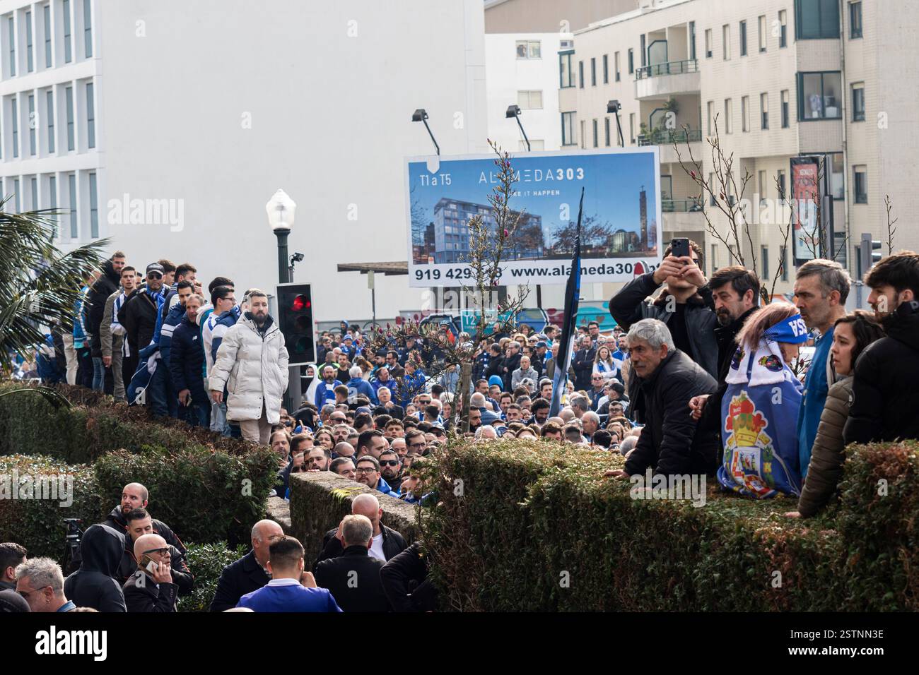 17 febbraio 2025, Porto, Portogallo: Persone viste durante il funerale. Jorge Nuno Pinto da Costa, ex presidente del Futebol Clube do Porto, è deceduto il 15 febbraio 2025. Il suo funerale si tenne nella chiesa di SÃ£o Francisco das Antas il 17 febbraio. Molte persone si sono presentate per pagargli il suo ultimo tributo. (Credit Image: © Teresa Nunes/SOPA Images via ZUMA Press Wire) SOLO PER USO EDITORIALE! Non per USO commerciale! Foto Stock